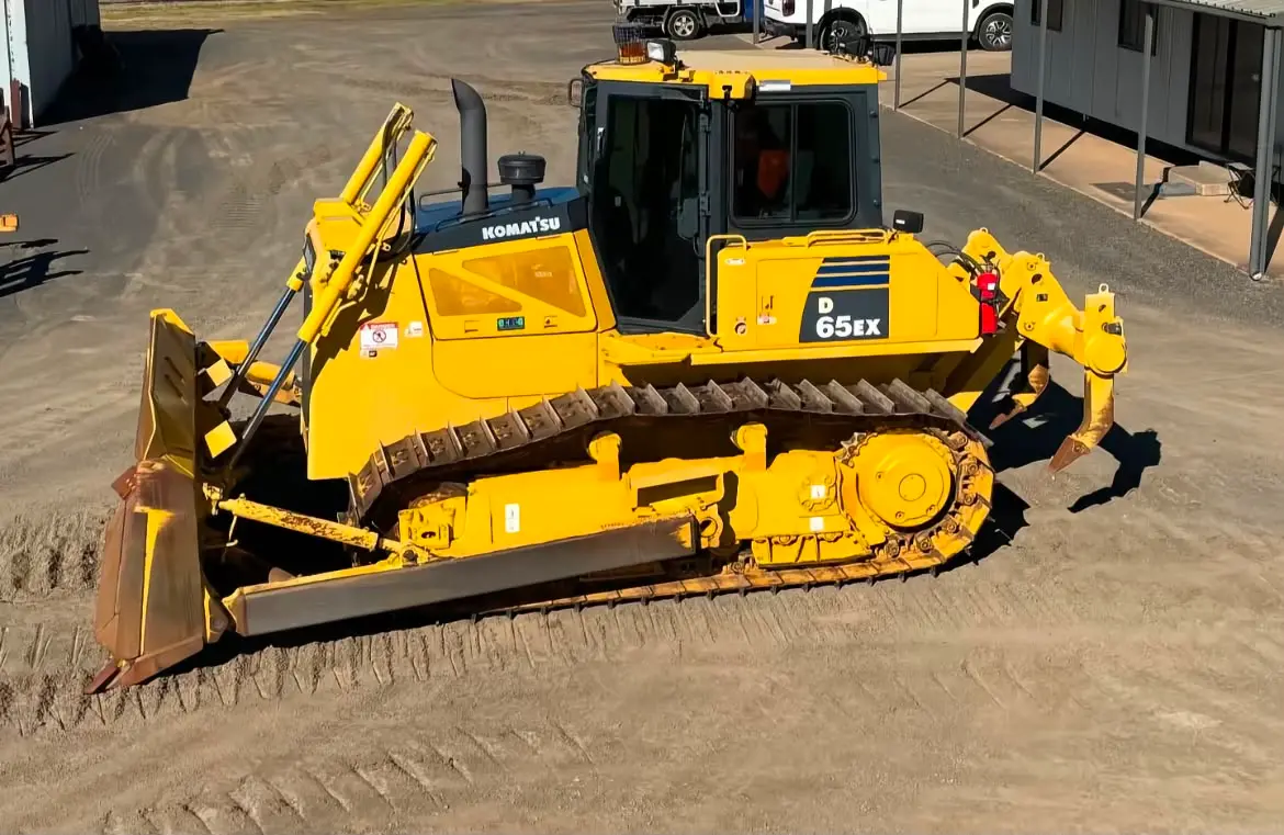 Komatsu D65EX bulldozer, 2013